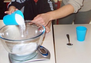 image séquentielle de la recette des petits macarons à faire au CP